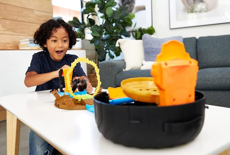 HOT WHEELS MONSTER TRUCK OPONA zabawa chłopiec perspektywa.jpeg