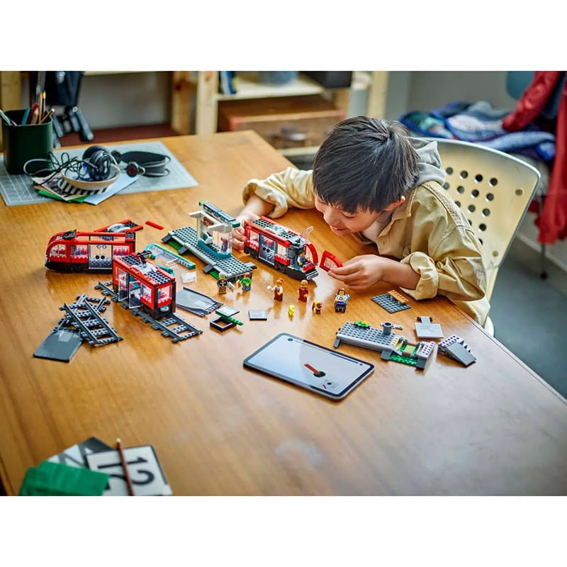 tramwaj-ze-stacja-klocki-dodatki-zestaw-lego-city.jpg