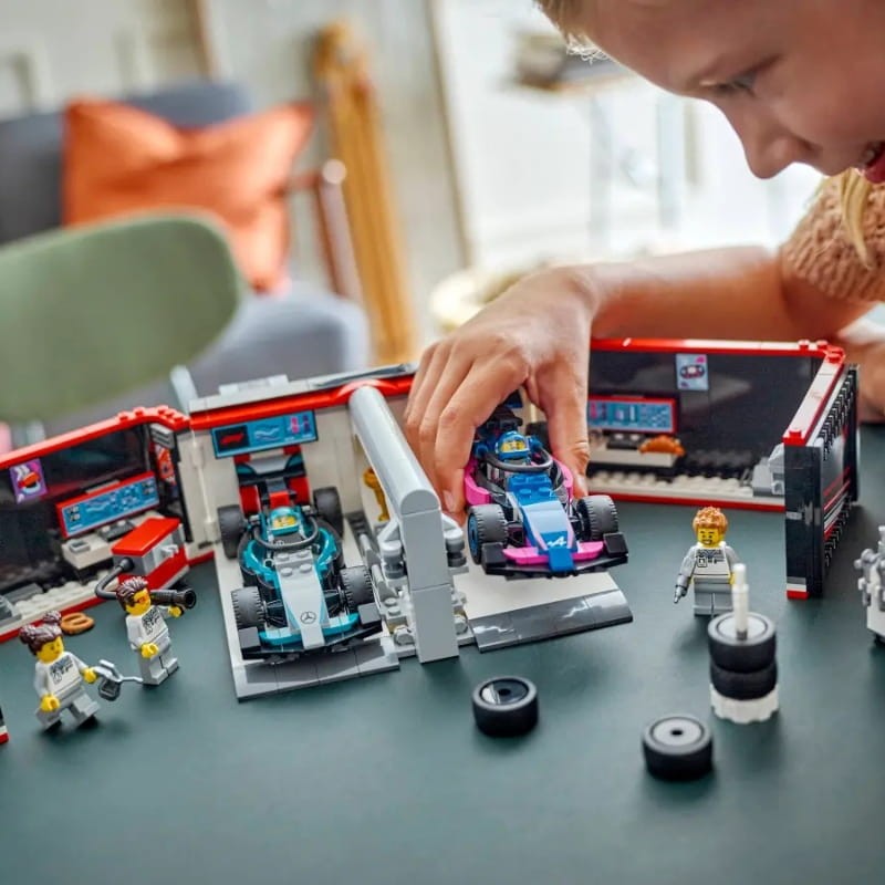 klocki-lego-f1-garaz-bolid-mercedes-5.jpg