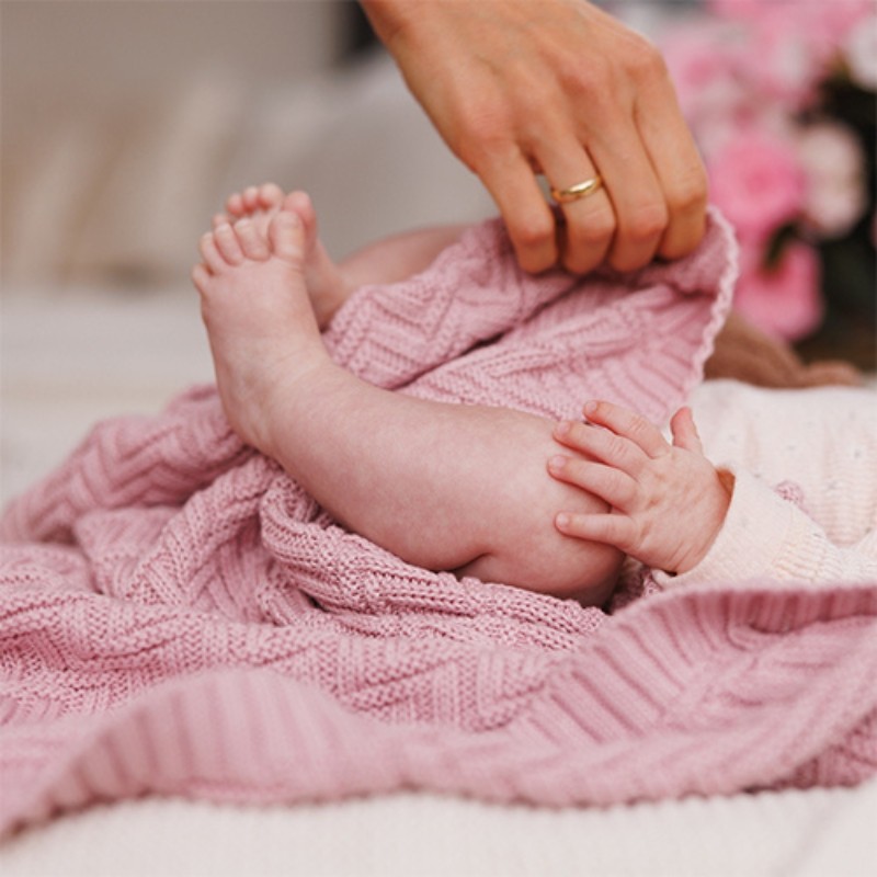 babyono-kocyk-dzaininowy-bawelniany-rozowy (3).jpg