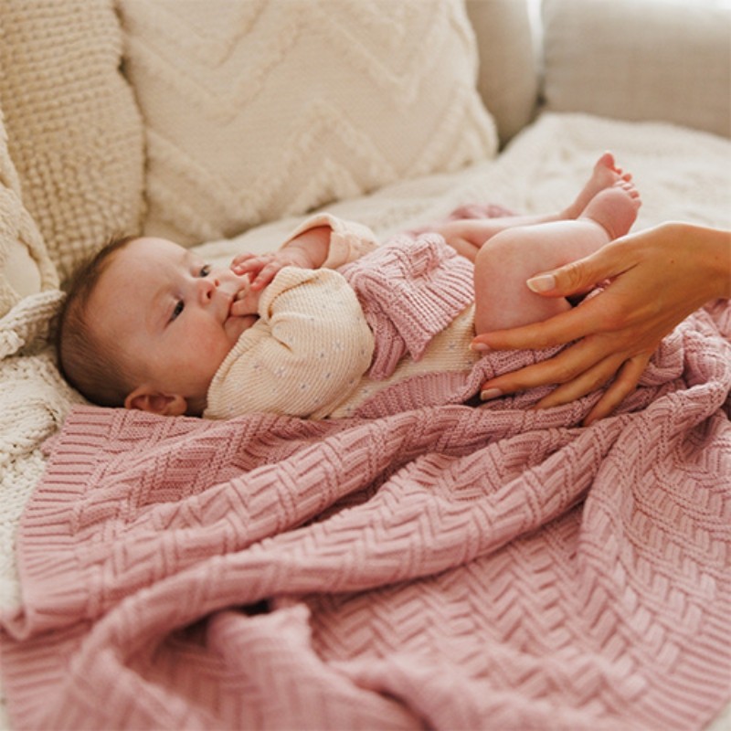 babyono-kocyk-dzaininowy-bawelniany-rozowy (6).jpg