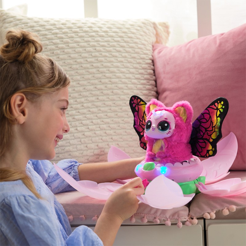 SPIN-MASTER-Hatchimals-Bloomables-Kotek-6072450-1-figurka-Lifestyle-4_800.jpg