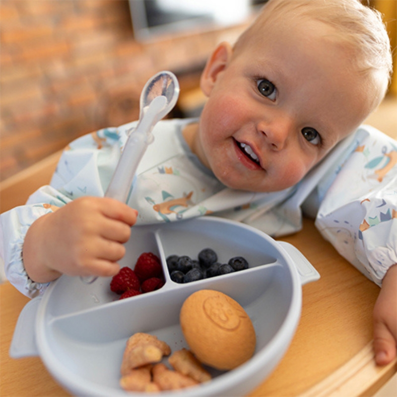 babyono-Silikonowy-talerz-z-przyssawką-przykrywką-niebieski (11).jpg