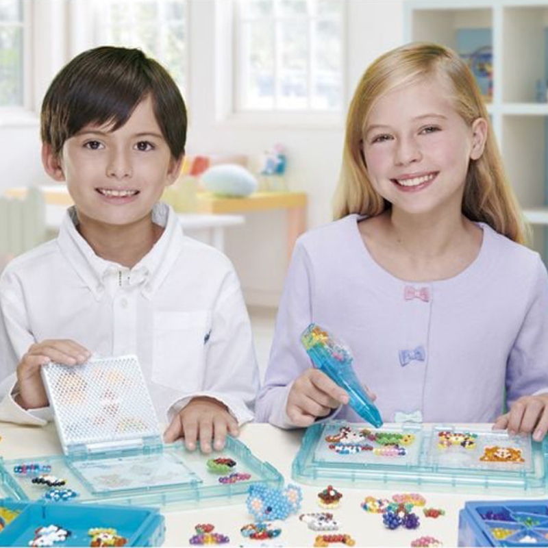 Aquabeads Pastelowy Świat Baśni – kreatywny zestaw z koralikami wodnymi i szablonami
